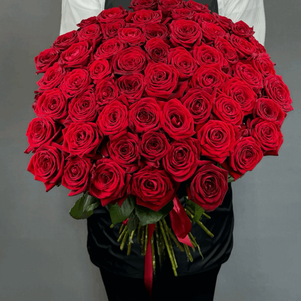 Букет из 59 красных роз Red naomi 70 см с доставкой